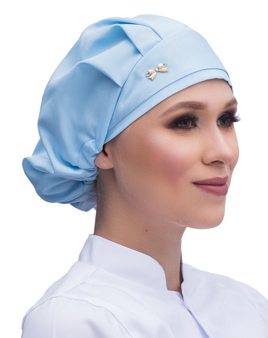 Touca elástico feminina azul claro em modelo, vista lateral, com franzido do elástico na nuca e lacinho na faixa frontal