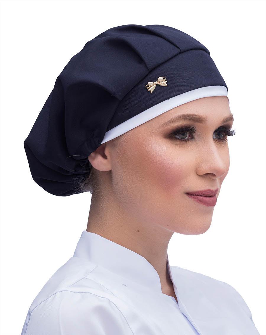 Touca elástico feminina azul marinho com viés branco em modelo, vista lateral com lacinho dourado e elástico nas costas