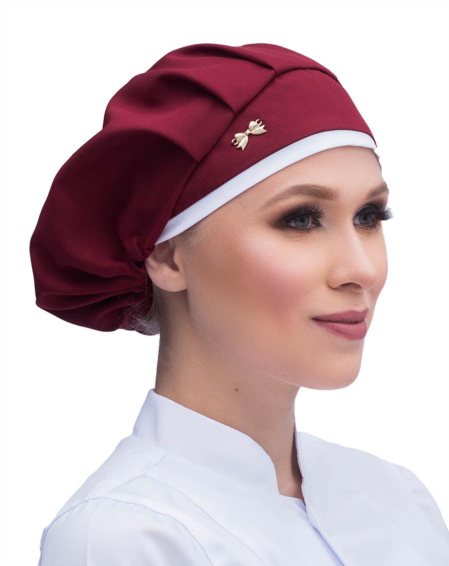 Touca elástico feminina bordô com viés branco em modelo, vista lateral com pregas, lacinho dourado na frente