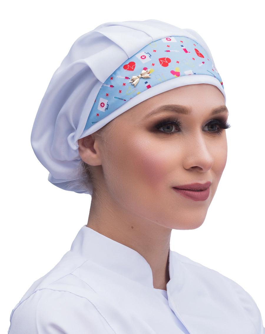 Touca elástico feminina branca em modelo, vista lateral, faixa medic care azul com corações e itens de saúde