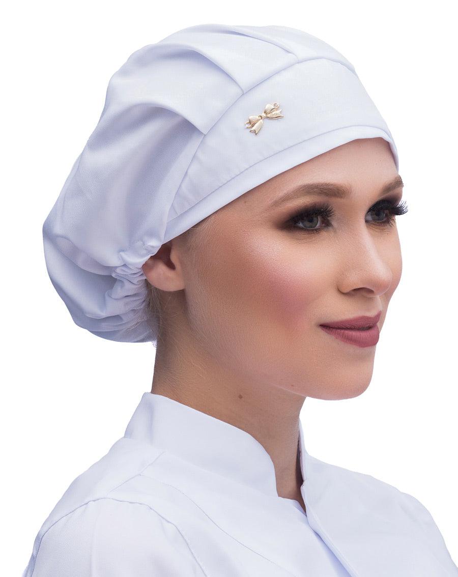 Touca elástico feminina branca em modelo, vista lateral com pregas no topo, lacinho dourado e elástico atrás