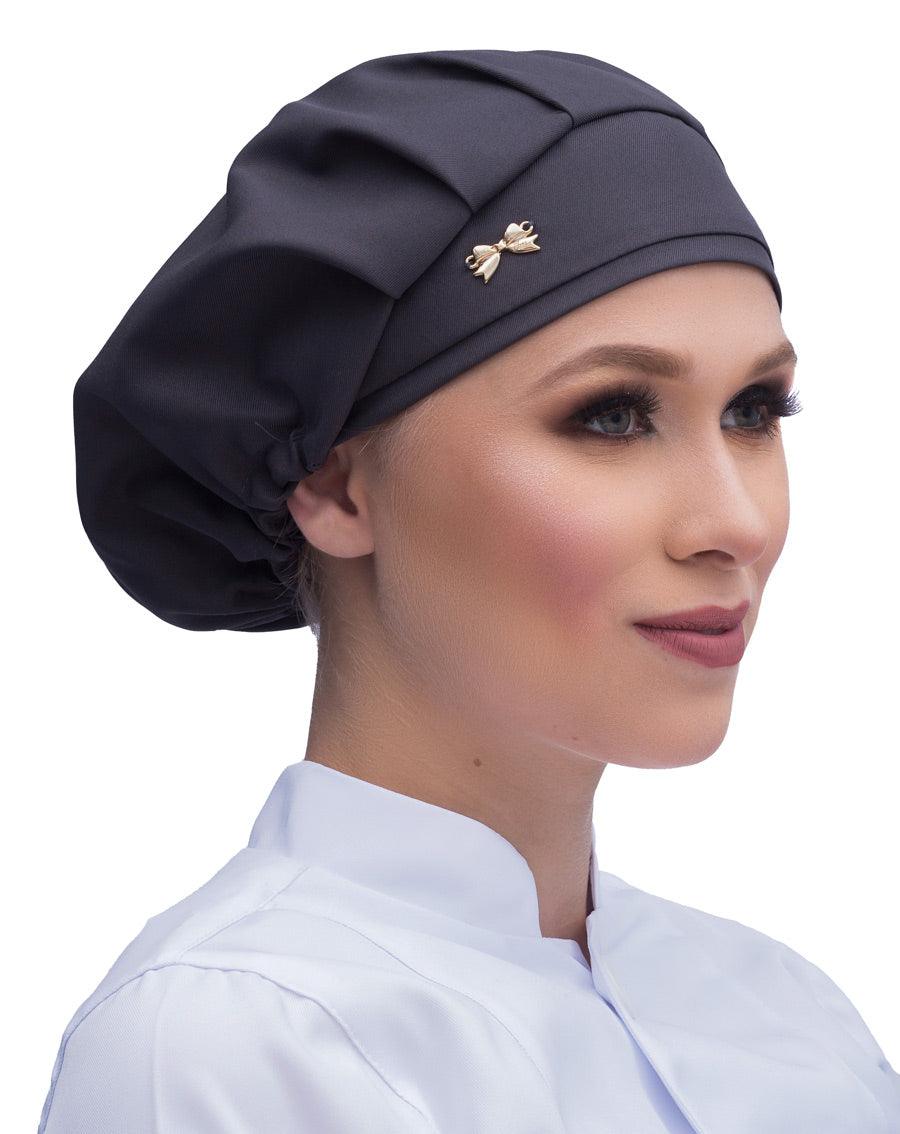 Touca elástico feminina cinza chumbo em modelo, vista lateral com pregas no topo e lacinho dourado na frente