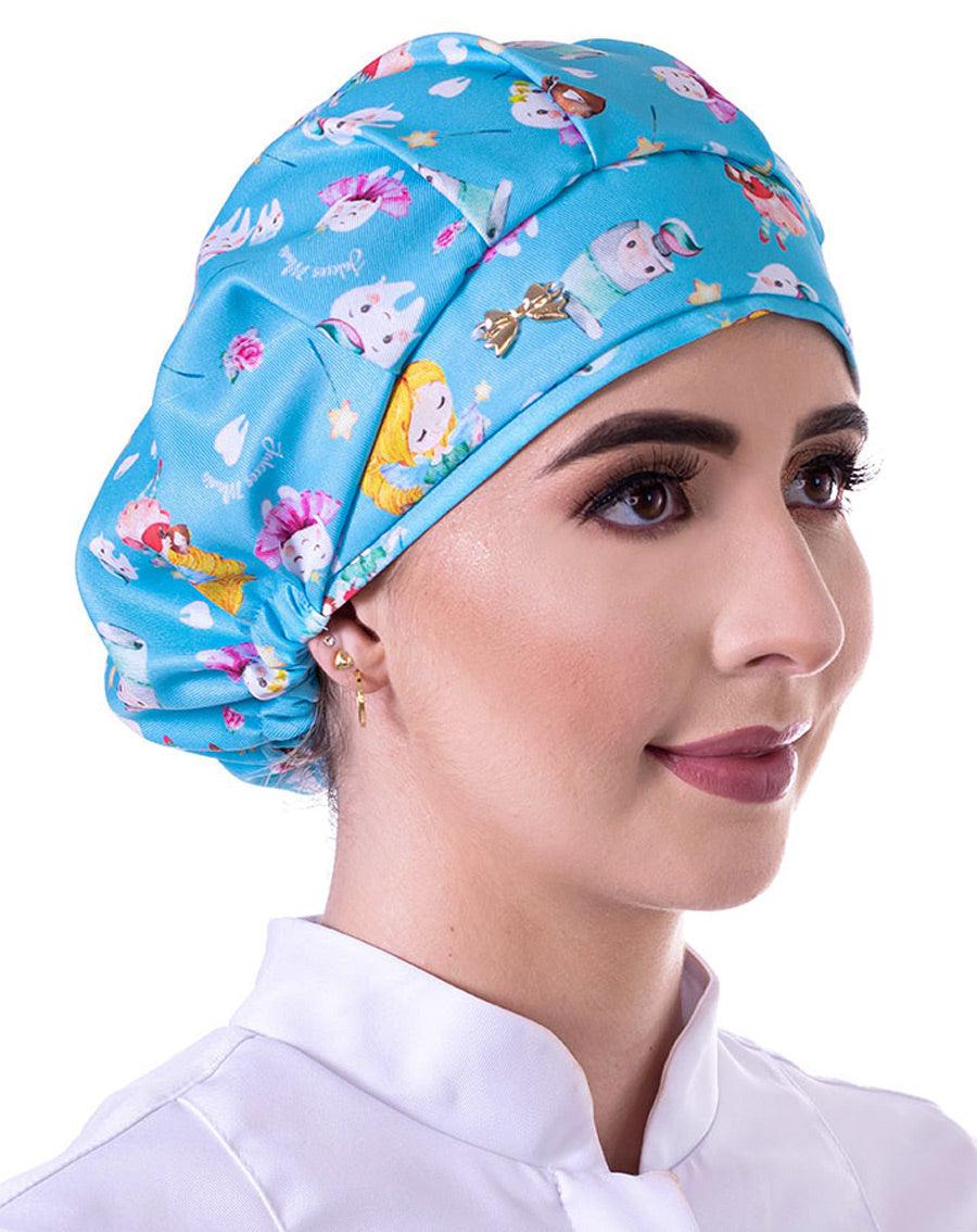 Touca elástico feminina azul com estampa de fadinhas do dente em modelo, vista lateral com lacinho dourado
