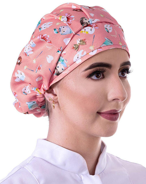 Touca elástico feminina salmão com estampa de fadinhas do dente em modelo, vista lateral com lacinho dourado