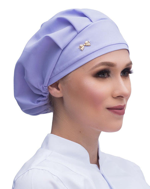 Touca elástico feminina lilás em modelo, vista lateral com pregas no topo e lacinho dourado na frente