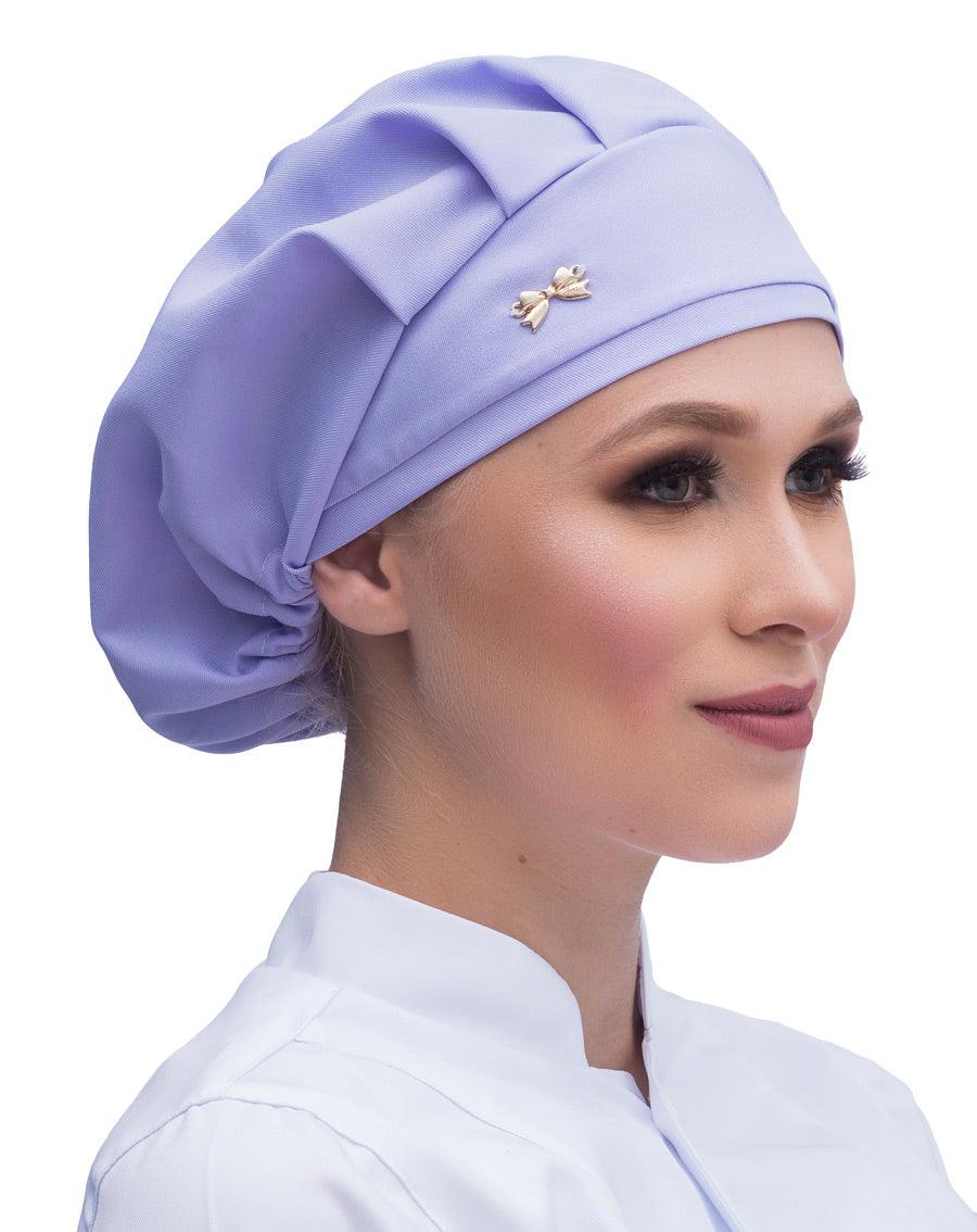 Touca elástico feminina lilás em modelo, vista lateral com pregas no topo e lacinho dourado na frente