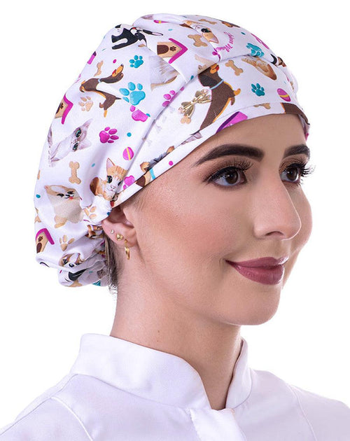 Touca elástico feminina Love Pets em modelo, vista lateral com estampa de cachorros, gatos e patinhas coloridas