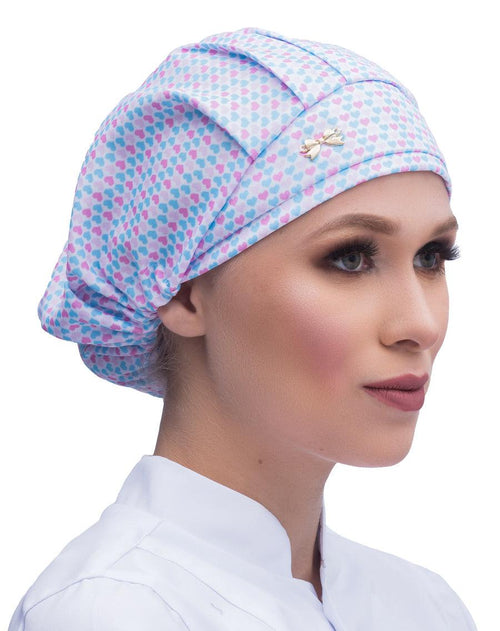 Touca elástico feminina Lovely em modelo, estampa de coraçõezinhos azuis e rosa com lacinho dourado na frente