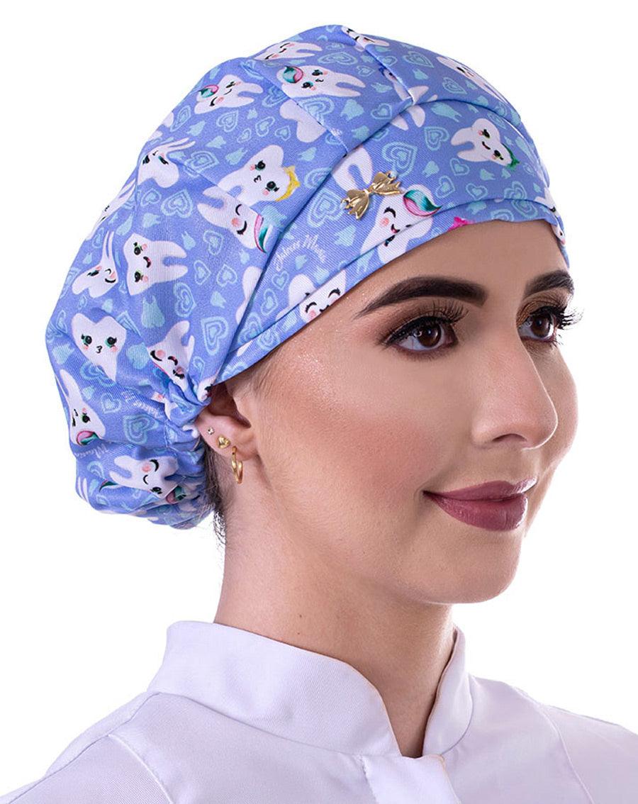 Touca elástico feminina odonto love lilás em modelo, vista lateral, estampa de dentinhos sorridentes e corações