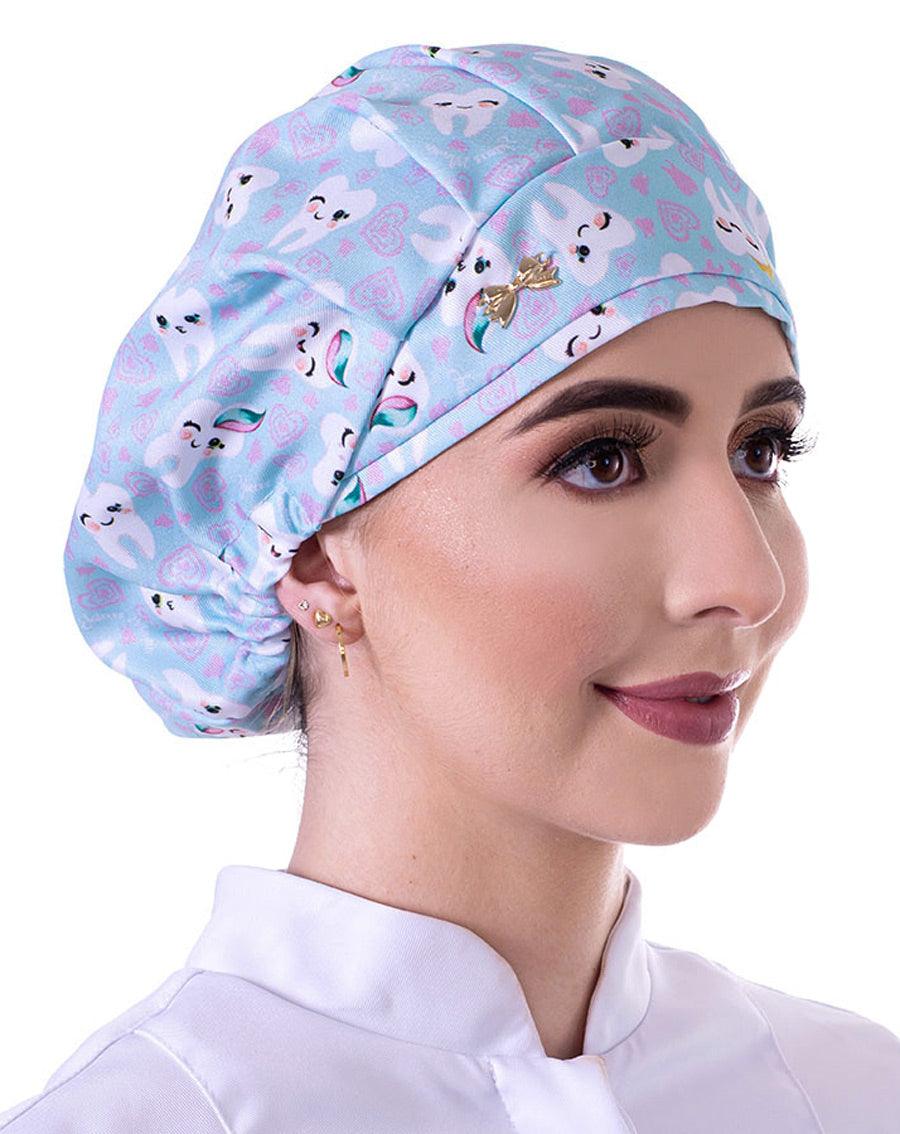 Touca elástico feminina odonto love verde água em modelo, vista lateral, estampa de dentinhos e corações rosa