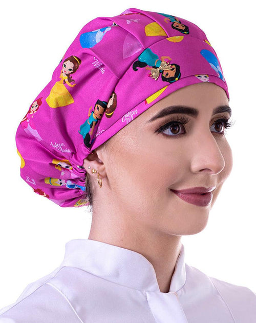 Touca elástico feminina princesas em modelo, vista lateral, estampa de princesas em fundo rosa pink