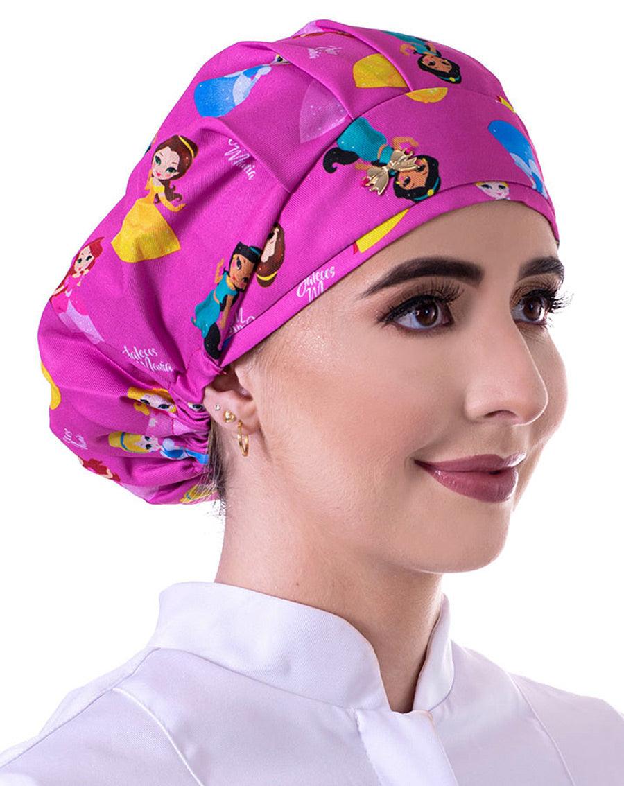 Touca elástico feminina princesas em modelo, vista lateral, estampa de princesas em fundo rosa pink