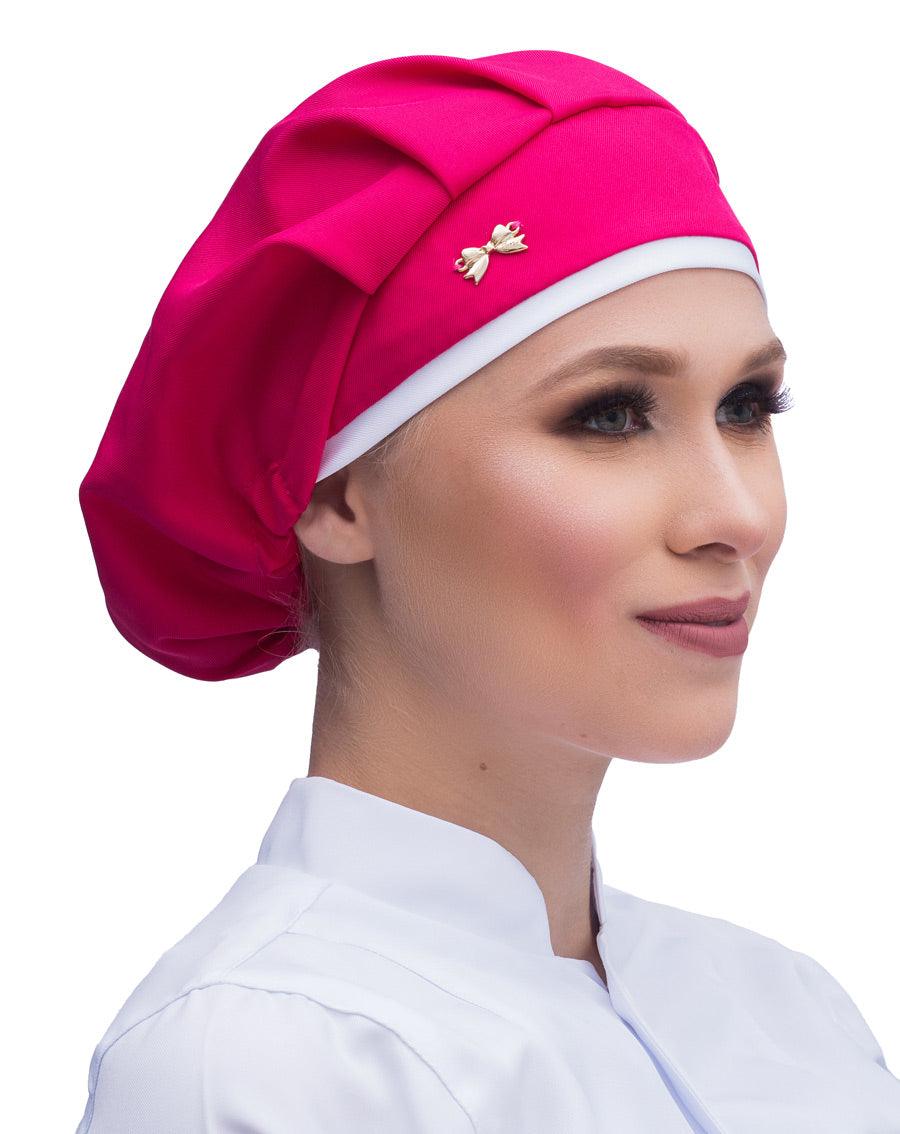Touca elástico feminina rosa pink com viés branco em modelo, vista lateral, viés na testa e lacinho dourado