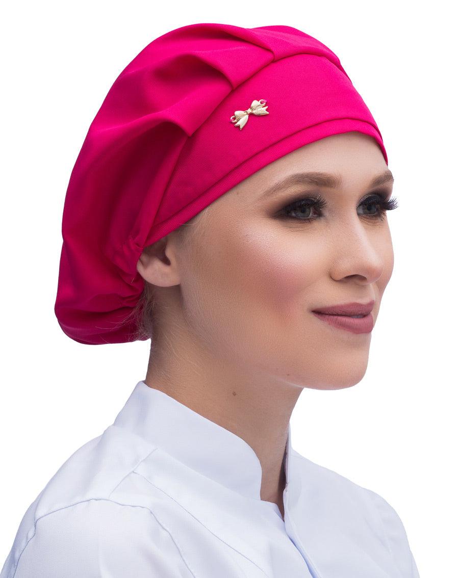 Touca elástico feminina rosa pink em modelo, vista lateral, tecido liso com pregas e lacinho dourado na frente