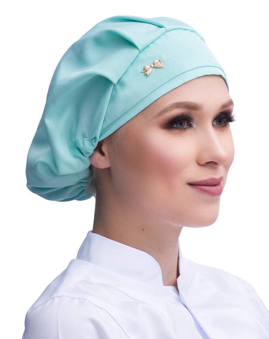 Touca elástico feminina verde água em modelo, vista lateral, tecido liso com pregas e lacinho dourado na frente
