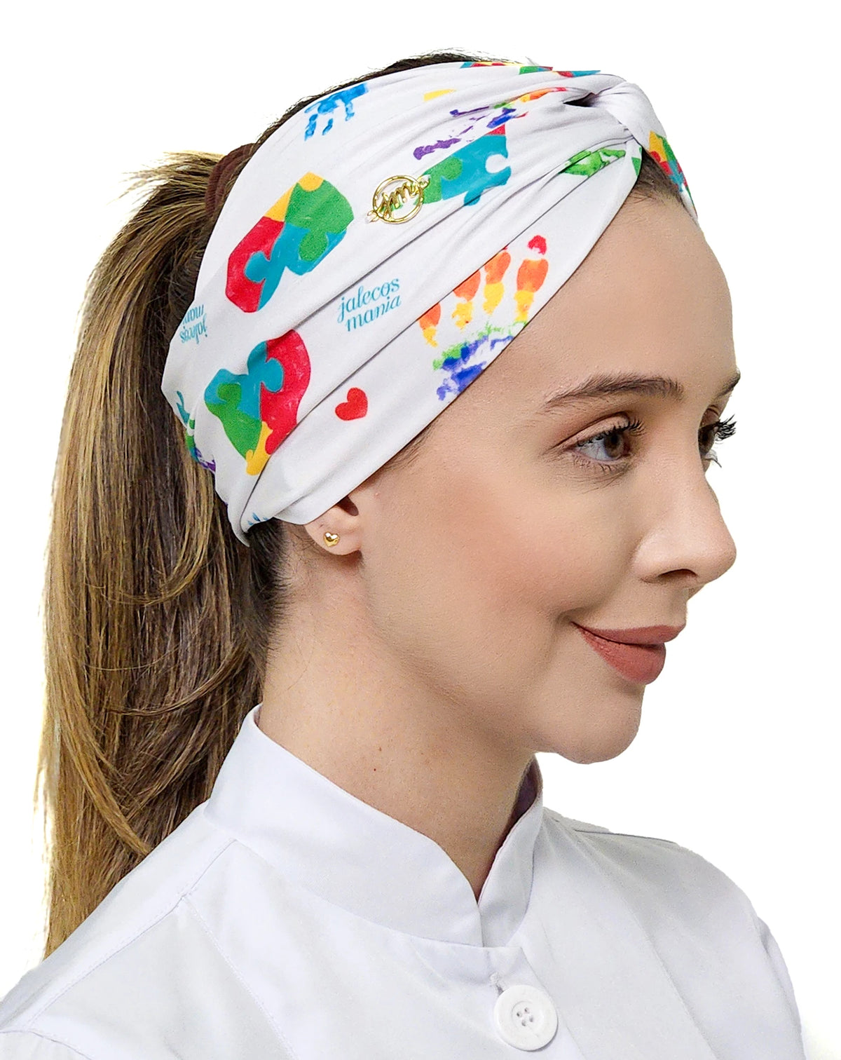Turbante feminino autismo em cores em modelo, vista lateral, com nó torcido e estampa de mãos coloridas e quebra-cabeça — foto 2