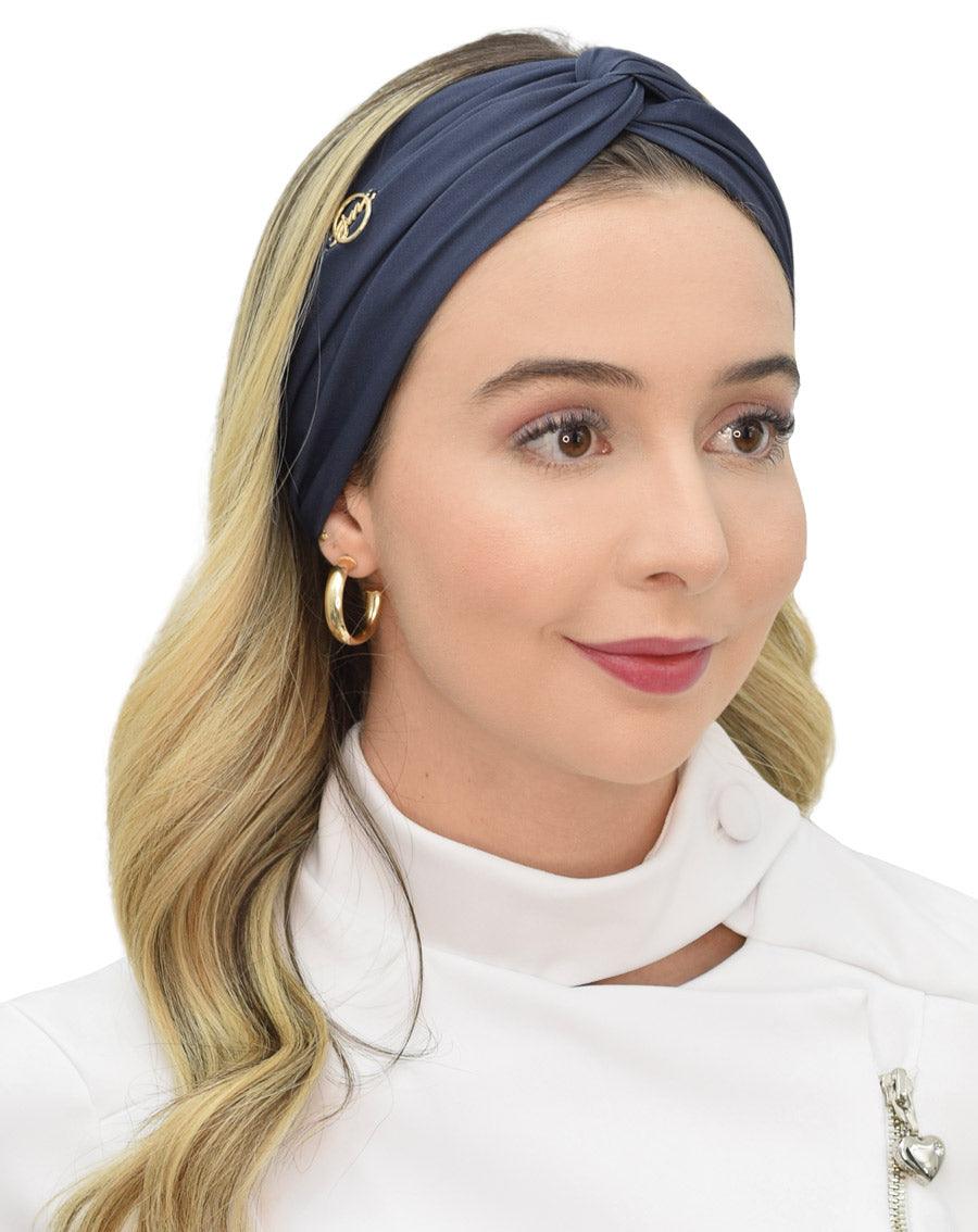 Turbante feminino azul marinho em modelo, vista frontal, tecido cruzado na frente e cabelo loiro solto — foto 2