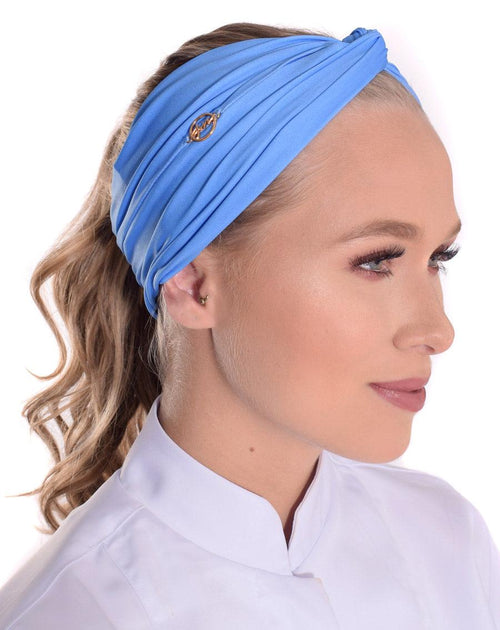 Turbante feminino azul serenity em modelo, vista lateral, tecido franzido cobrindo a cabeça e cabelo preso