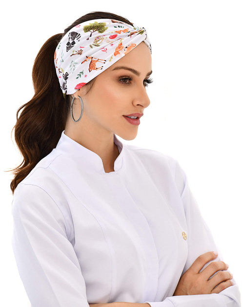 Turbante feminino bosque mágico em modelo de jaleco branco, com nó cruzado e estampa de animais do bosque