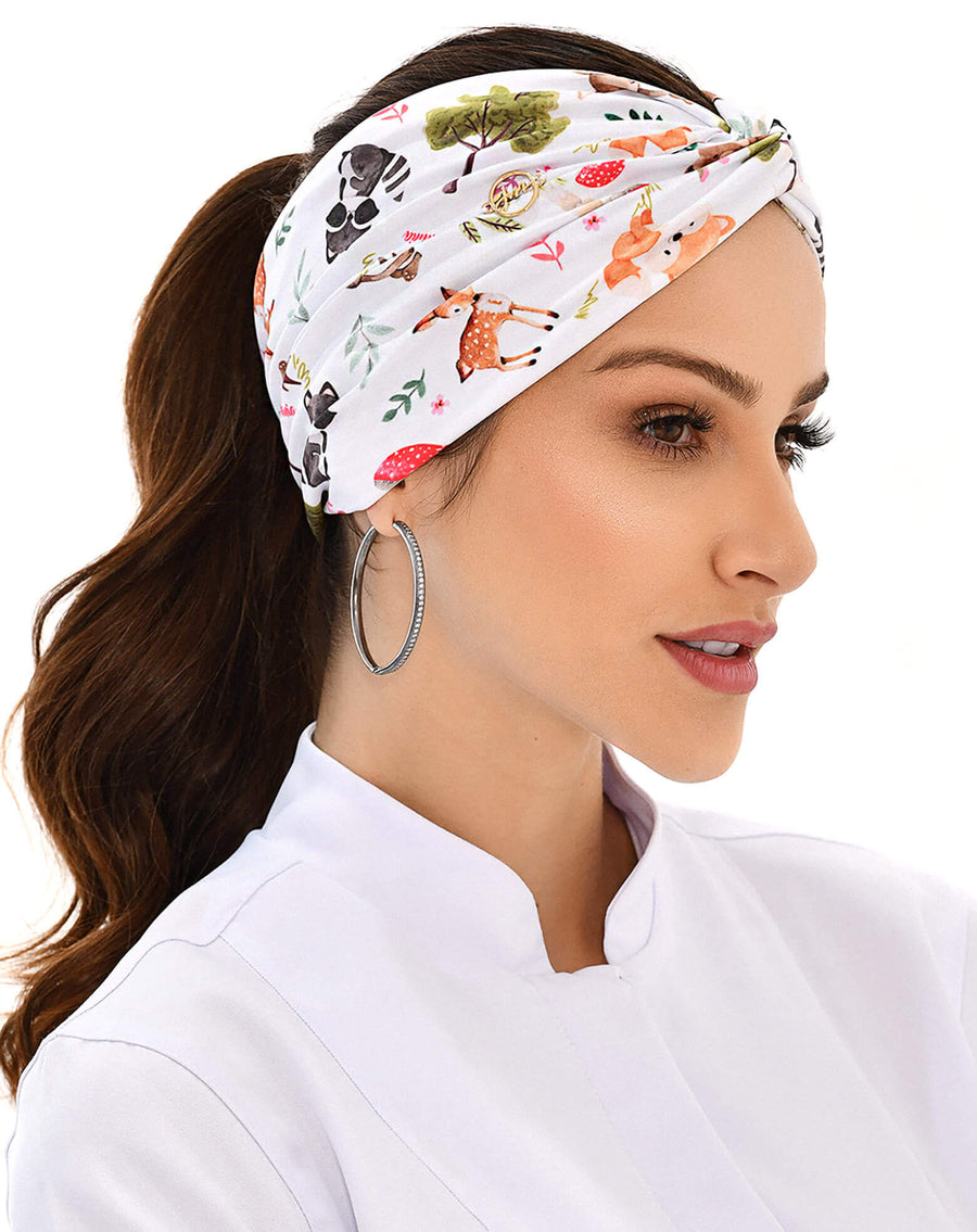 Turbante feminino bosque mágico em modelo, vista lateral, estampa branca com cervo, raposa, guaxinim e arvores