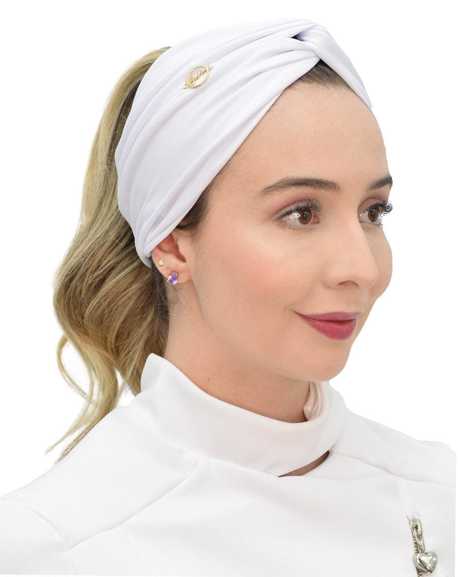 Turbante feminino branco em modelo, vista lateral, tecido drapeado cobrindo a cabeça e cabelo preso