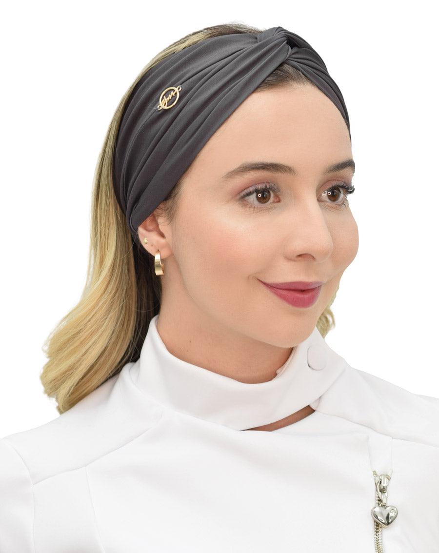 Turbante feminino cinza chumbo em modelo, vista frontal, tecido cruzado na frente e cabelo loiro solto — foto 2