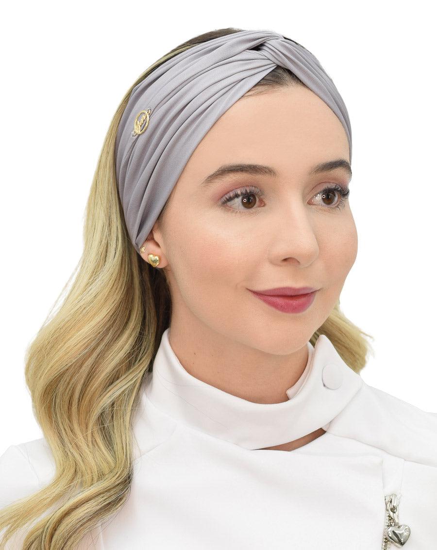 Turbante feminino cinza claro em modelo, vista frontal, com franzido cruzado na frente e cabelo loiro solto — foto 2
