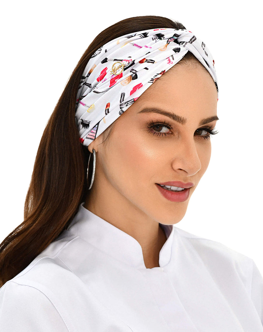 Turbante feminino Make Up em modelo, vista frontal, nó torcido e estampa de maquiagem com beijos e pincéis