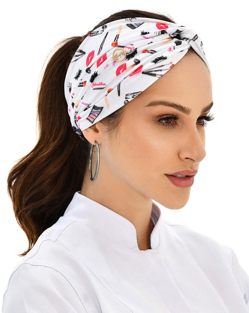 Turbante feminino Make Up em modelo, vista lateral, fundo branco estampado com batons, pincéis e cílios