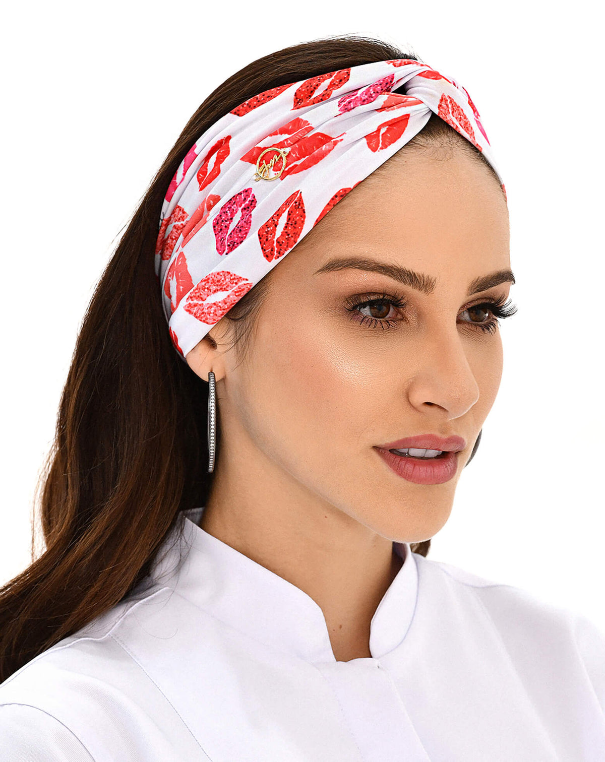 Turbante feminino Mil Beijos branco em modelo, vista frontal, nó torcido e estampa de beijos de batom — foto 2