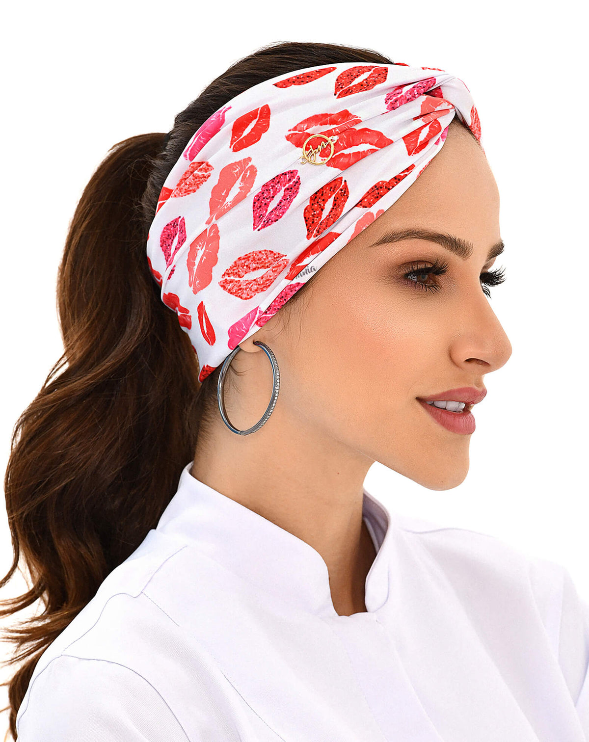 Turbante feminino Mil Beijos branco em modelo, vista lateral, estampa de beijos vermelhos e rosas
