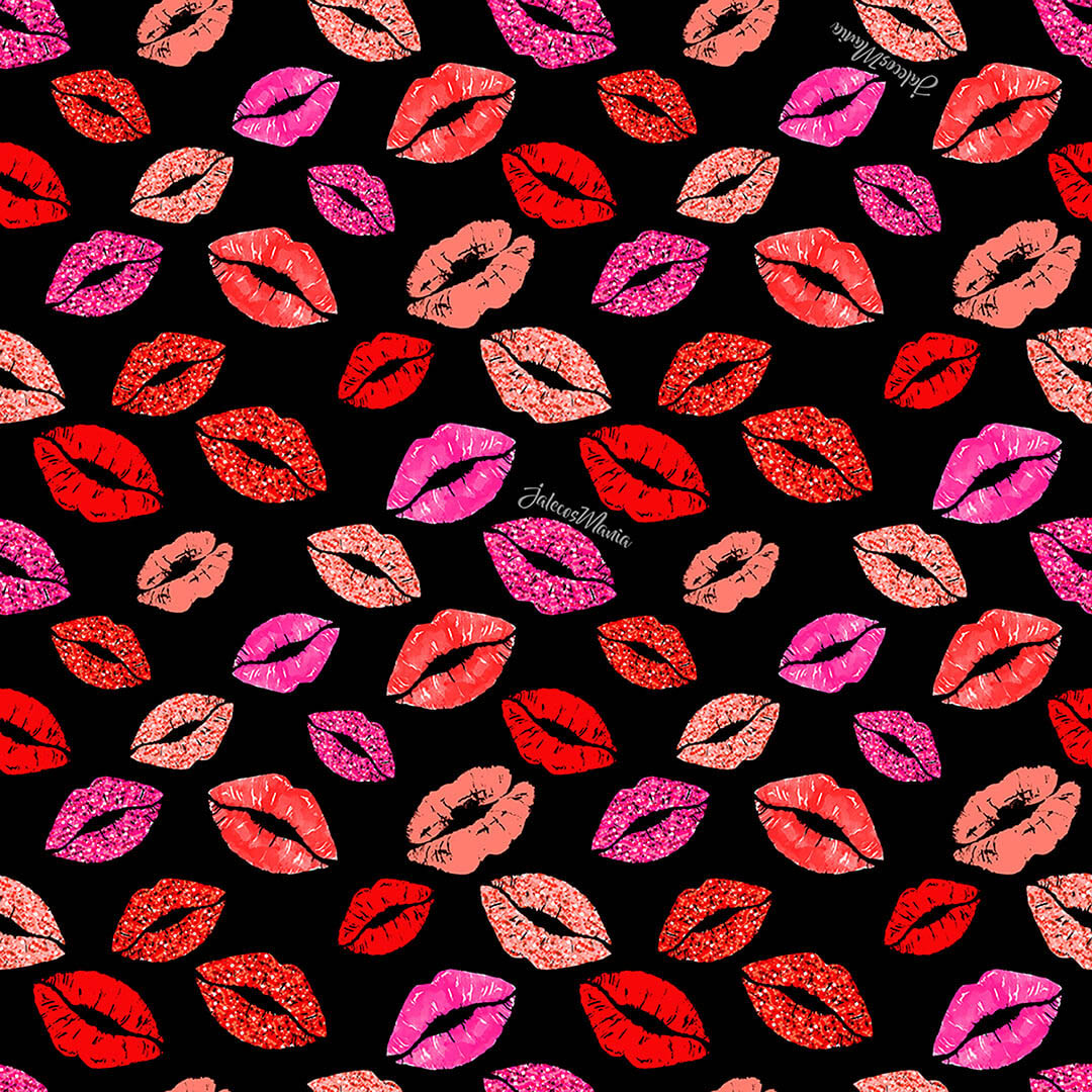 Detalhe da estampa Mil Beijos: marcas de beijo de batom vermelho, rosa e coral em fundo preto — foto 3