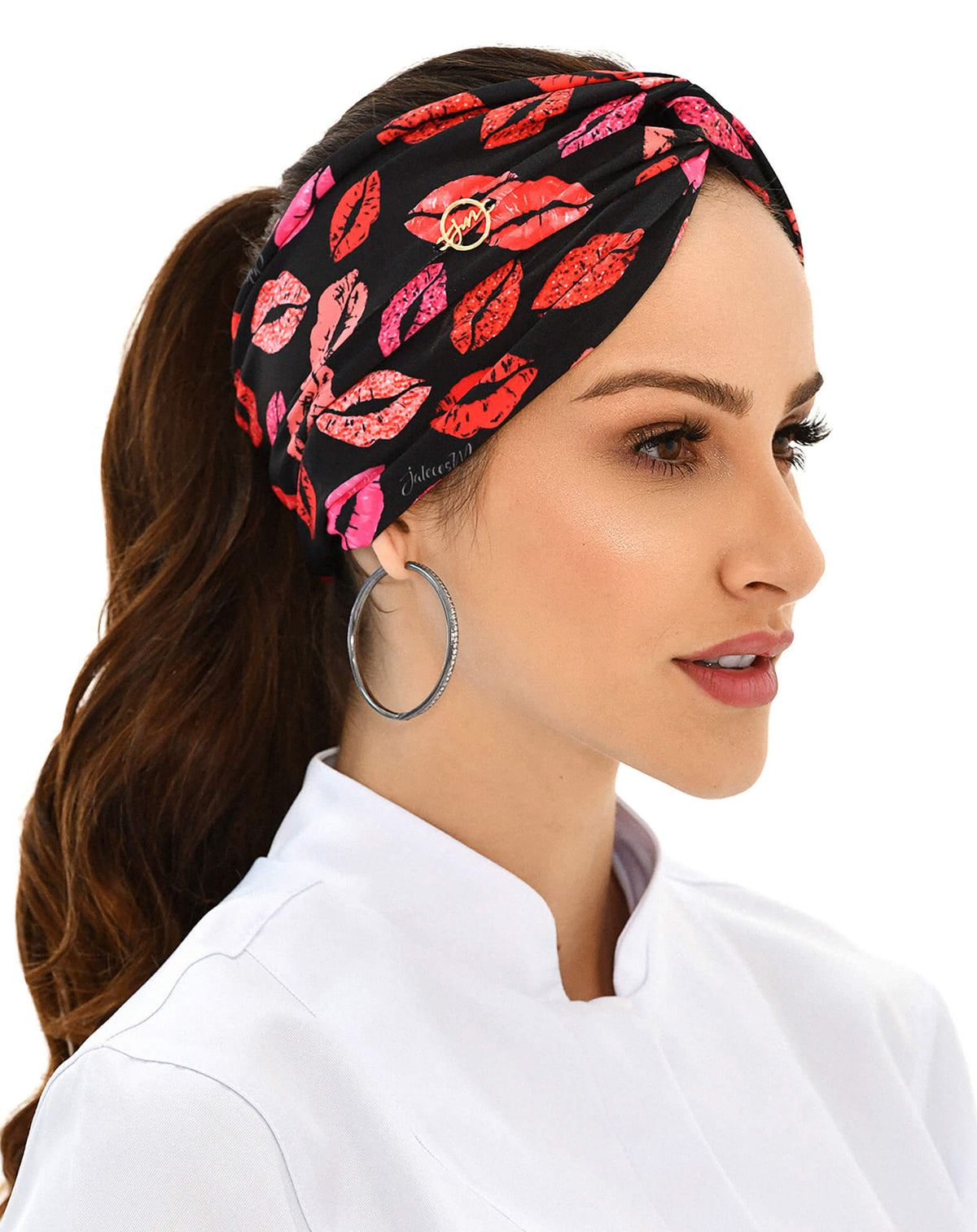 Turbante feminino Mil Beijos preto em modelo, vista lateral, estampa de beijos vermelhos e rosas em fundo preto