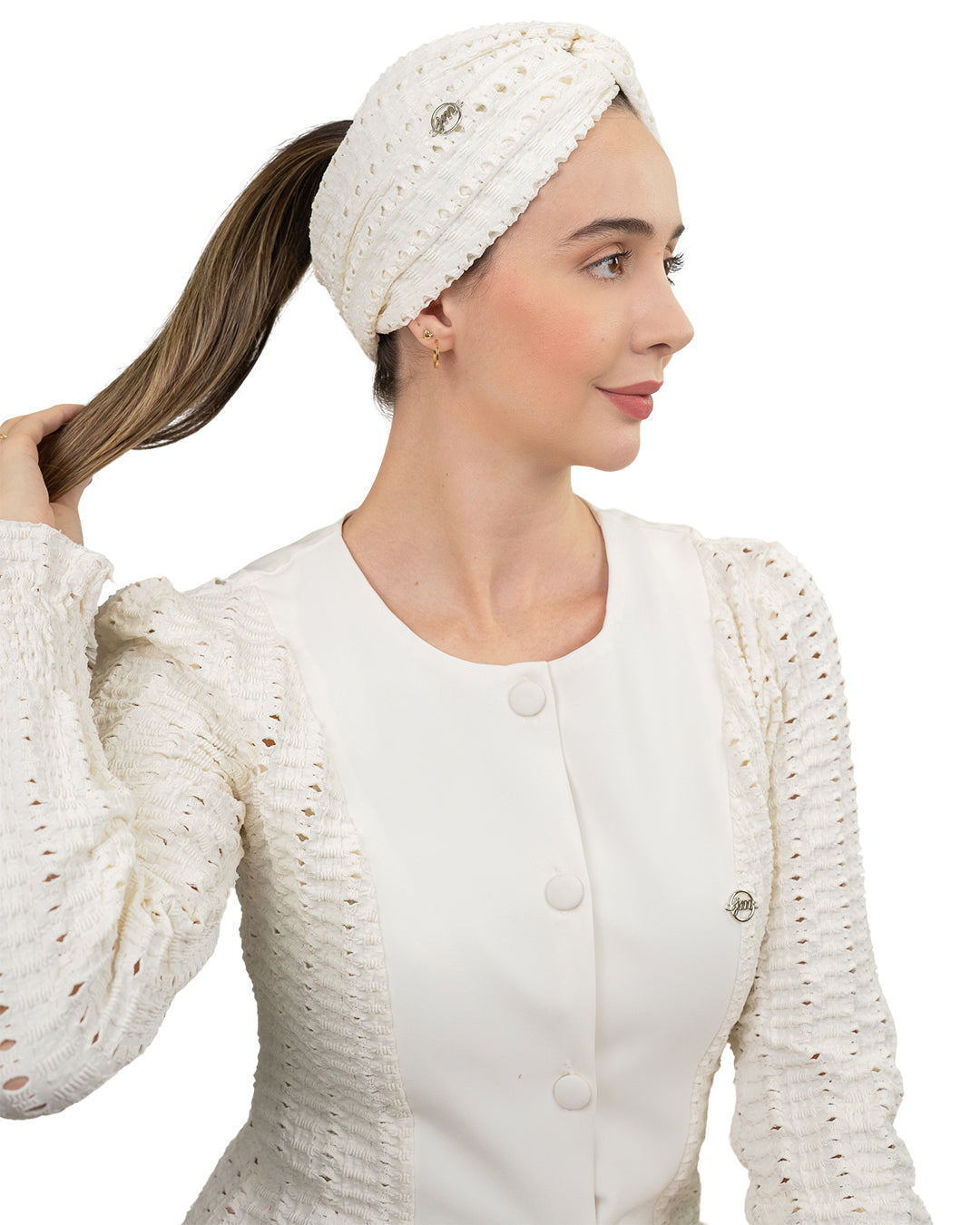 Turbante feminino Renda Olívia em modelo de perfil segurando o rabo de cavalo, renda off white com nó no topo — foto 2