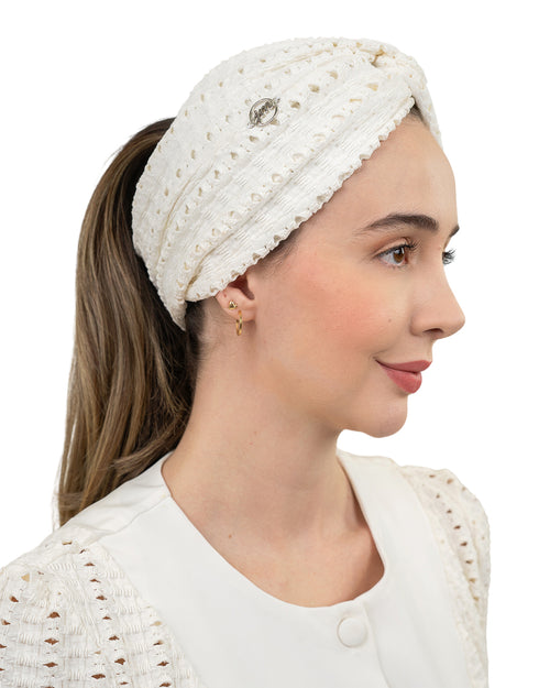 Turbante feminino Renda Olívia off white em modelo, vista lateral, renda texturizada e pin prateado da marca