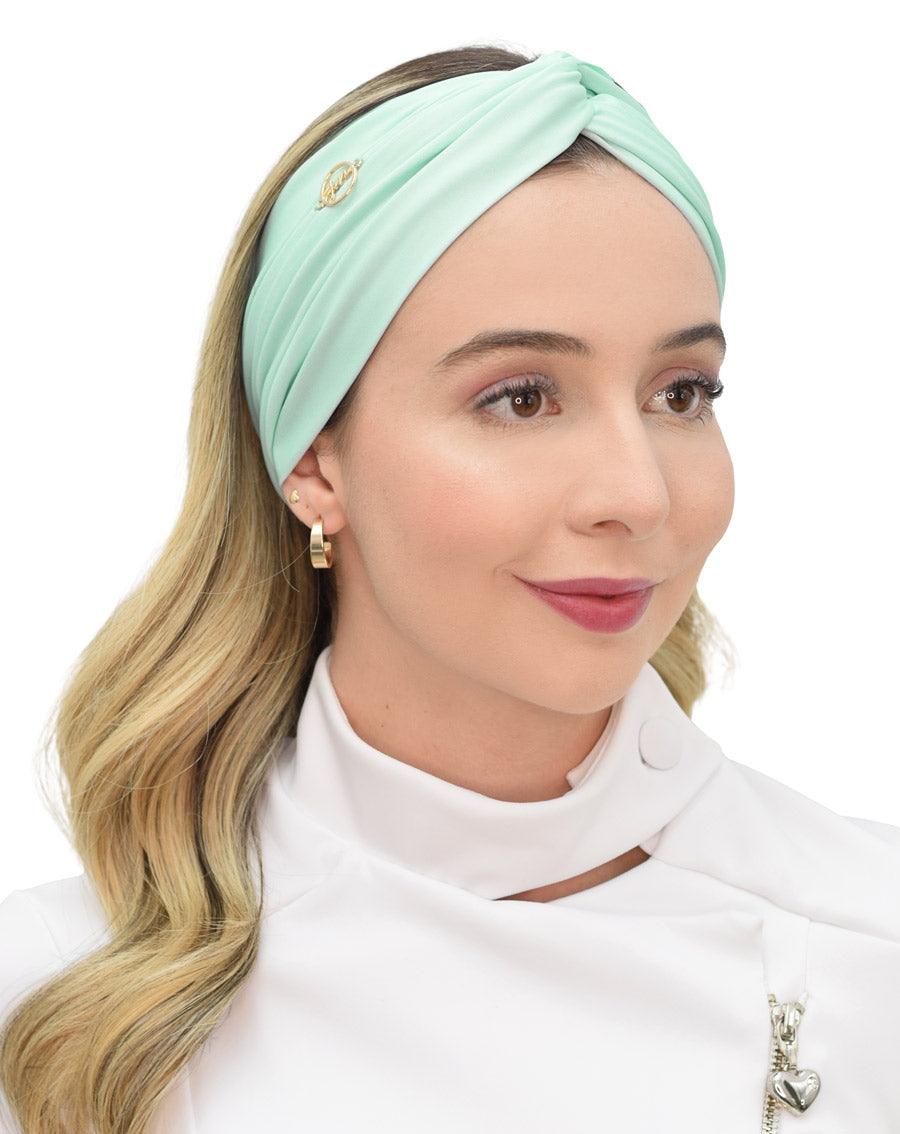 Modelo de cabelo solto com turbante feminino verde água, vista frontal do trançado torcido e do pin dourado — foto 2