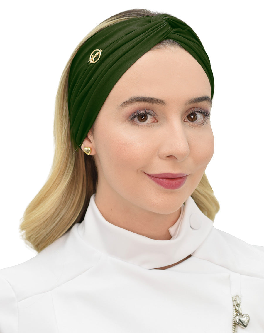 Vista frontal do turbante feminino verde militar em modelo de cabelo solto, com drapeado do tecido e pin dourado